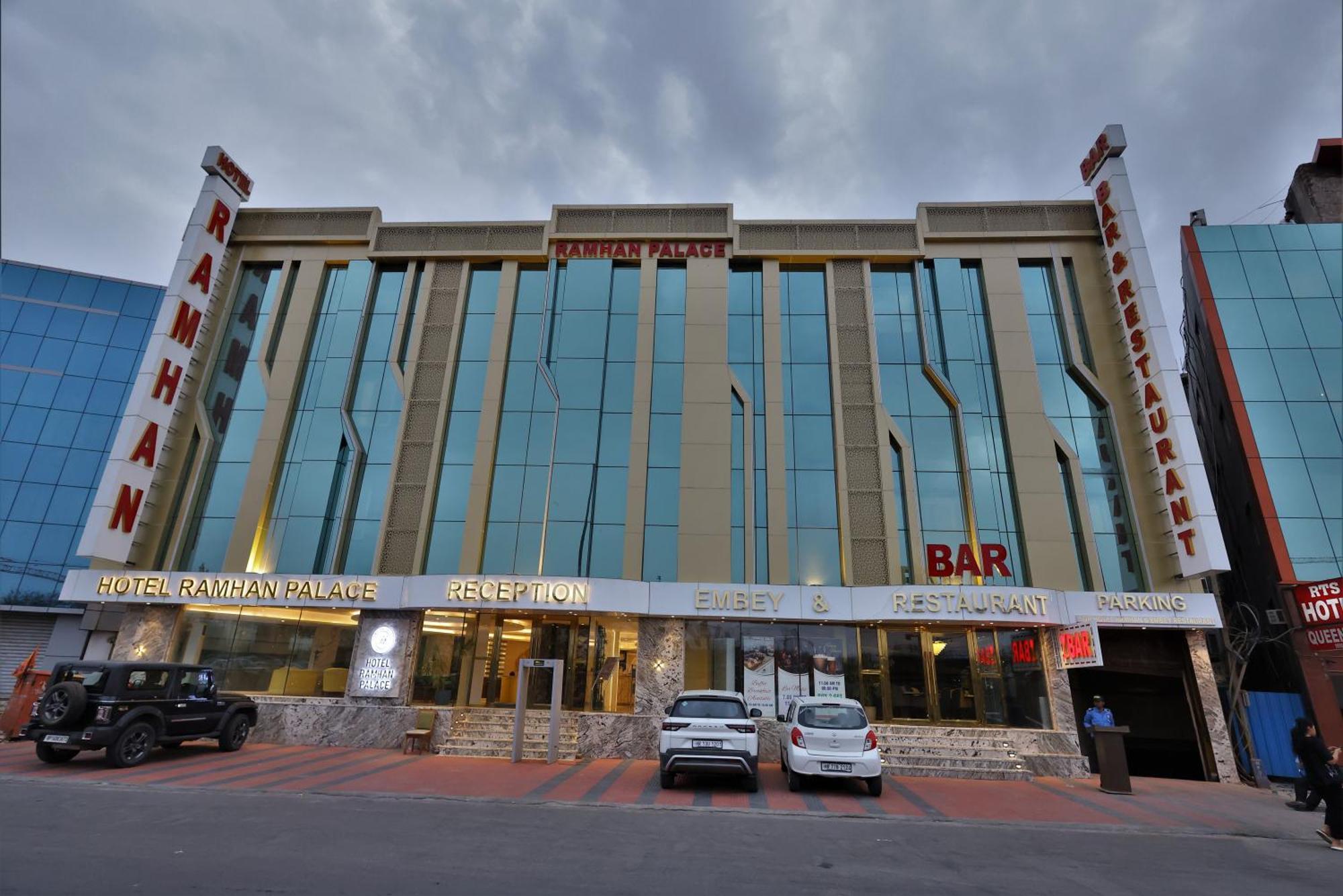 Airport Hotel Ramhan Palace Mahipalpur Neu-Delhi Exterior foto